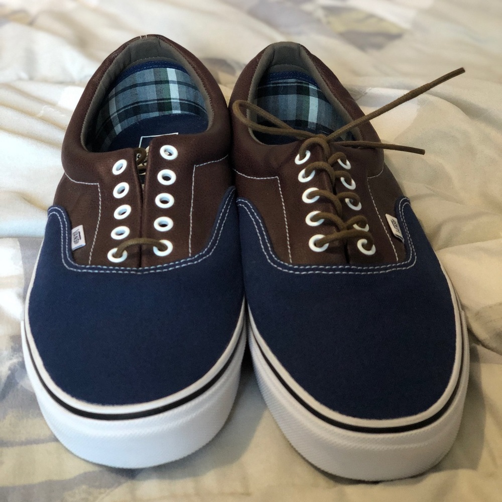 👟VANS. Brand New. Navy/Brown Leather w/ Plaid Interior 👟